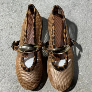 Big Size Ladies Fashion One Strap Ballet Flats Closed Toe Women’s Slippers Flats with Hollow out Design