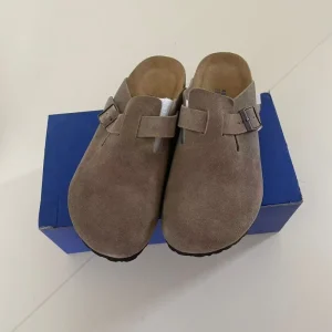 Comfortable Soft Evergreen Platform Men’s Suede Casual Mules and Women’s Closed Toe Flat Sandals Slip On Closure Fashion Trend