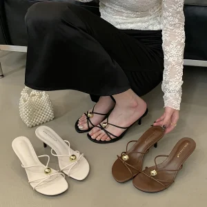 Factory Customized Logos in Small Batches Women Strappy Kitten Heels Open Toe Low Heels Fashion Party Dress Thong Heeled Sandals