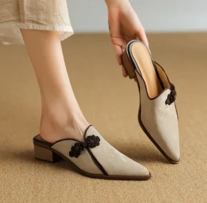 Fashion Retro Style Mule Shoes Slip on Suede Upper with Flower Pointed Toe Closed Toe Chunky Heel for Women Causal Outdoor
