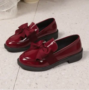 Fashionable Women’s Patent Leather Footwear Black Chain Decor Platform Slip on Loafers for Daily Wear
