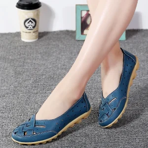 Fujian Manufacturer’s Casual Summer Women’s Leather Flats Size 44 Bird’s Nest Hole Sandals Single Loafers for Middle Aged