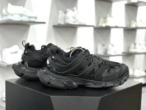 Luxurious Designer Women’s Chunky Shoes Track 3.0 LED Light Sneakers for Casual Walking Made in China
