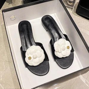 New Fashion Camellia Open Toe Lightweight Flat Sandals for Women Summer Outdoor Beach Thong Sandals with Buckle