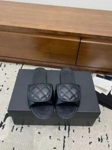 New Luxury Diamond Grid Patterned Flat Slippers for Women’s Summer Casual One piece Slippers
