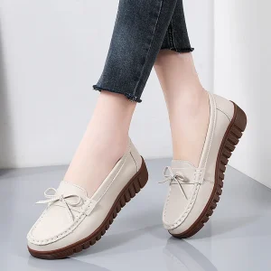 New Women’s Closed Toe Slip On Flat Shoes with EVA Insole and Comfortable Flat Sole Design for Middle Aged Mothers Summer Autumn
