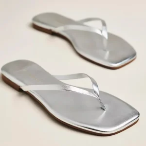 Ready Stock Women’s Flat Sandals Metallic Thin Strap Flip Flops Fashion Comfortable Casual Summer Beach Vacation Footwear