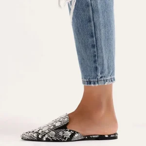 Women Pointy Toe Studs Fashionable Casual Slippers Flat Mules