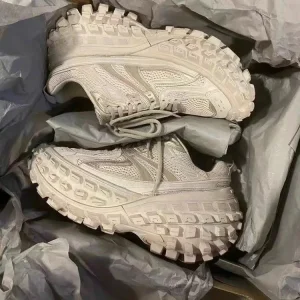 Women’s Breathable Lace-up Running Shoes Thick Bottom Mesh Upper Composite Outsole Tire Design