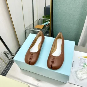Women’s Fashionable Single Flat Bottom Loafers Slip On All Seasons Pig Trotter Split Toe Shoes Personalized Shallow Mouth Made