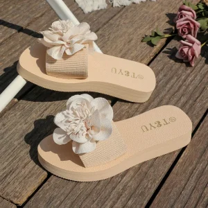 Women’s Slippers Made of PU Material for the Upper Decorative Flowers Rubber Sole Open toe Design Suitable for Summer