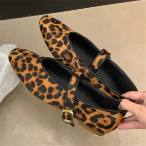 Women’s Summer Casual Leopard Print Flat Sandals Closed Toe Breathable Mesh Lining Anti Slip for Autumn Spring