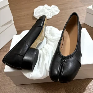 Women’s Tabi Toe Split Shoes Versatile Retro Fashion Horse Shoe Pig Toe Flats Mid Heel Mary Jane Sneakers