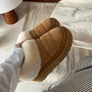 Women’s thick-soled short snow boots, natural shearling warm boots